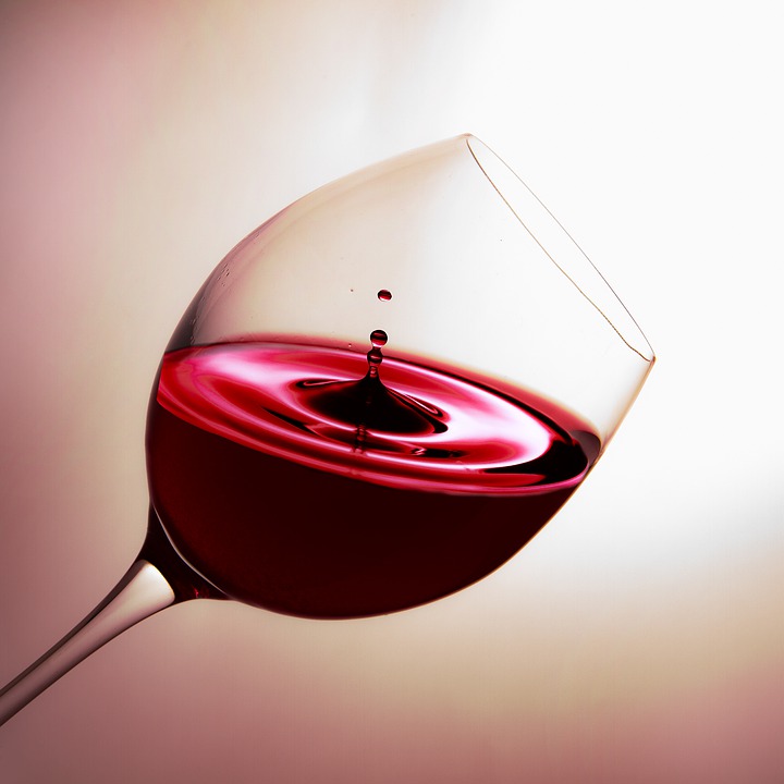 Eine Flasche Rotwein