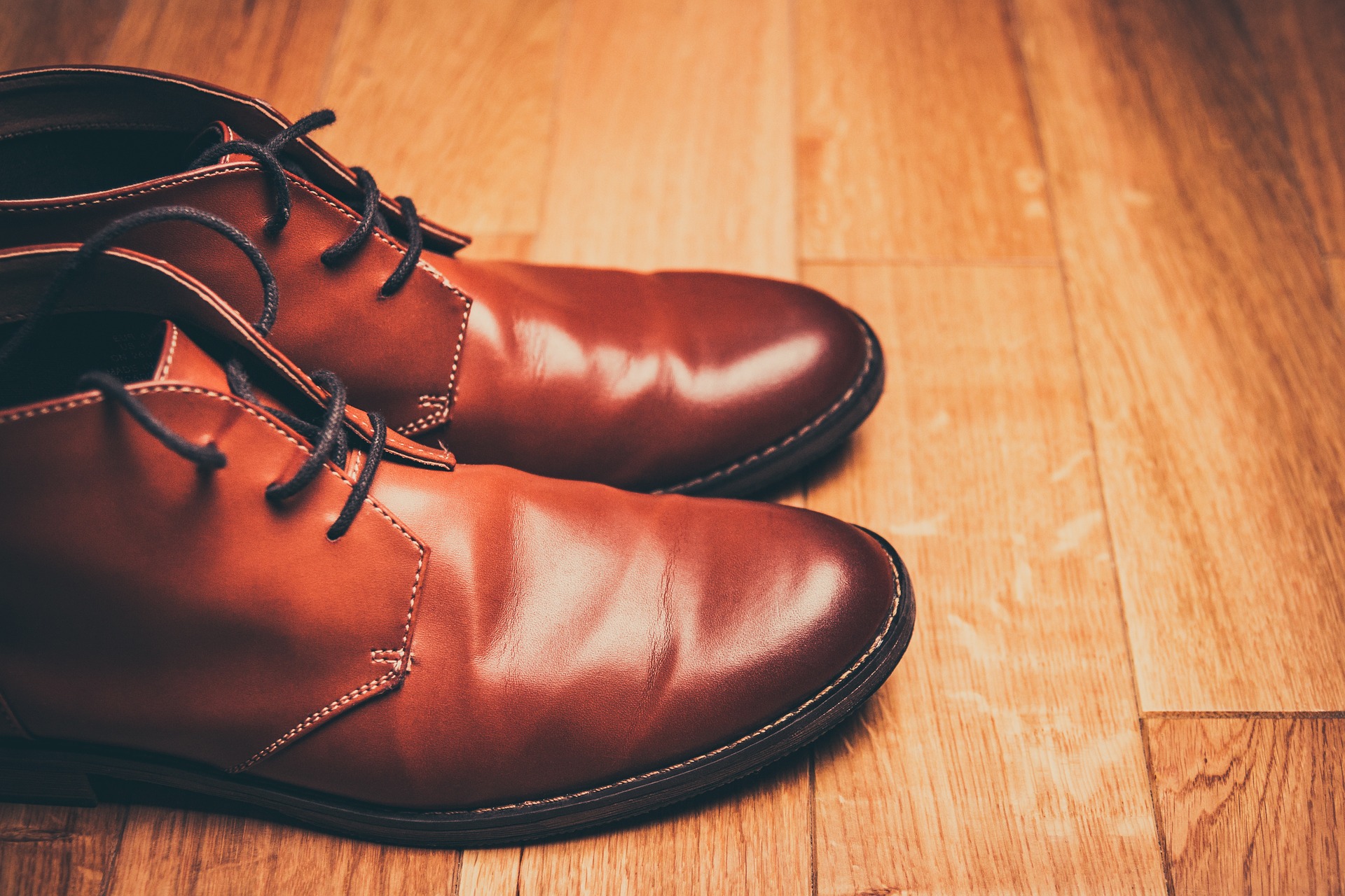 Zwei schöne braune Stiefel