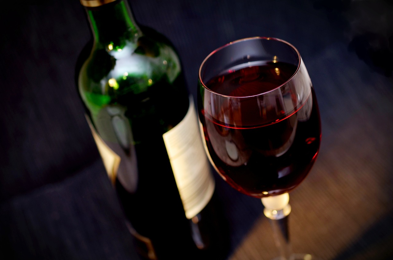 Eine Flasche Rotwein